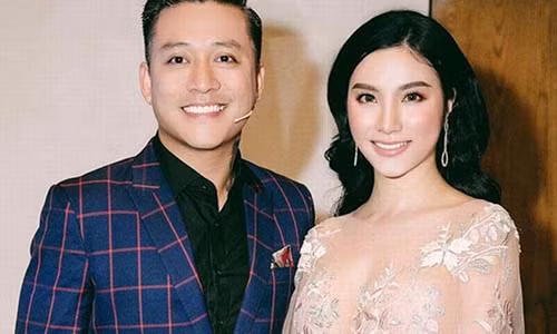 Là học trò cưng của Tuấn Hưng vì rất thân với... vợ thầy.