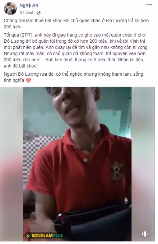 Người khách bật khóc khi được chủ quán trả lại chiếc túi.