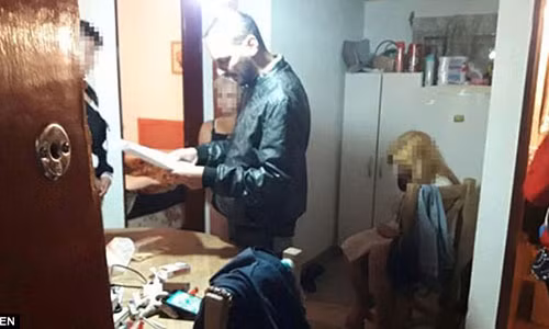 Khi ập vào căn nhà thuê, cảnh sát mới phát hiện hai nạn nhân bị ép bán dâm đều là trẻ vị thành niên.