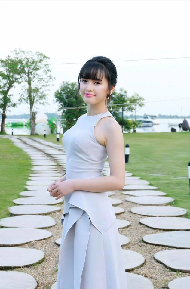 Cô thường xuyên giúp đỡ các em nhỏ có hoàn cảnh khó khăn.