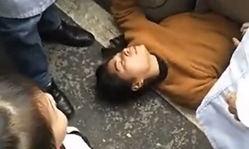 Chong bi canh sat giao thong bat giu, nguoi phu nu lan ra dat an va