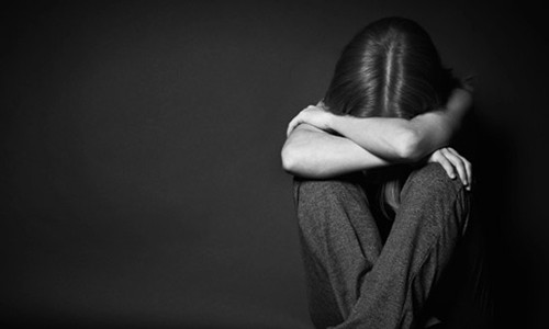 Co gai tuoi teen bi dan di khap khach san trong vung de ep ban dam