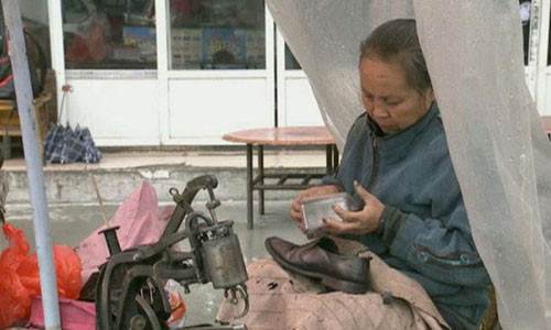 Bà Luo nuôi hi vọng các con sẽ trở về sau hàng chục năm bị bắt cóc.