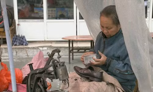 Bà Luo nuôi hi vọng các con sẽ trở về sau hàng chục năm bị bắt cóc.