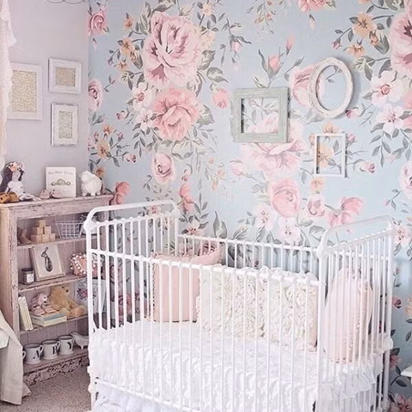 Hoa lá là một phần không thể thiếu để tăng thêm sức sống và vẻ đẹp gần hơn với thiên nhiên tron phòng bé. Tuy nhiên, với các bé sơ sinh, bạn có thể sử dụng họa tiết hoa lá với gam màu nhã nhặn để phòng con thêm vẻ đẹp lãng mạn và ngọt ngào.