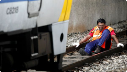 Rathakrishnan Velu - Người có bộ răng chắc khỏe nhất thế giới Một kỷ lục Guiness thế giới khác thuộc về người đàn ông đến từ Ấn Độ này. Rathakrishnan Velu - người có thể kéo một đoàn tàu (nặng 260,8 tấn) chỉ với bộ răng của mình ở khoảng cách 4,2m.