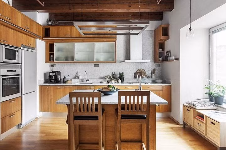 Nhà bếp sử dụng vật liệu gỗ: Từ tủ bếp, bàn ăn, đến dầm nhà, tranh khảm trang trí đều sử dụng vật liệu từ gỗ.