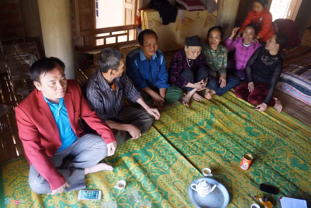 Biết gia đình Tiến Dũng có khách, nhiều anh em họ hàng và bà con lối xóm rủ nhau qua ngồi quây quần trên căn nhà sàn.
