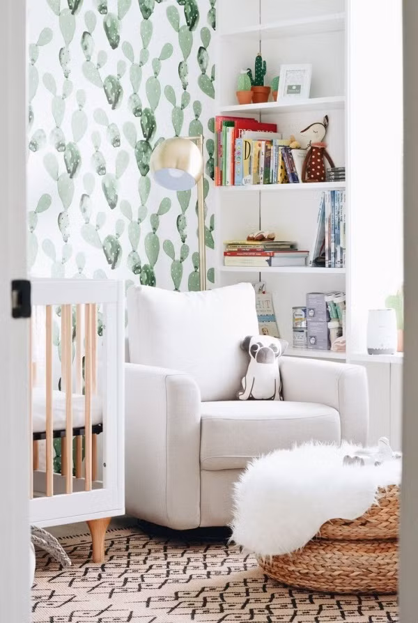 Hãy thiết kế cho phòng trẻ sơ sinh một giá sách nho nhỏ để không gian riêng tư của bé sau này thêm nhiều điều thú vị giúp bé thích thú hơn khi khám phá căn phòng của mình.