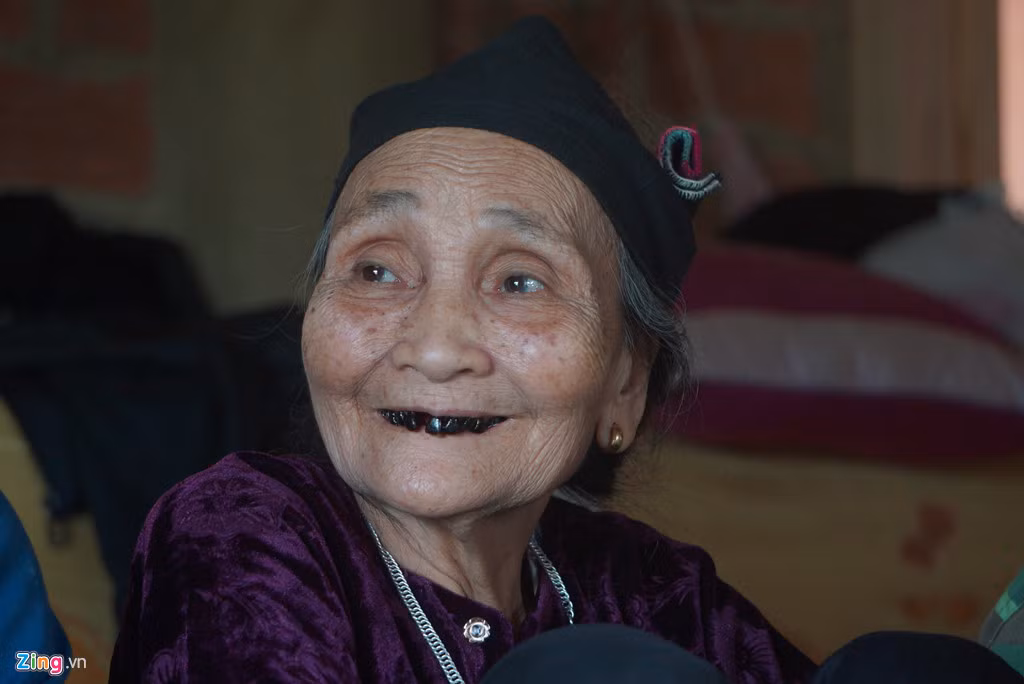 Bà nội của thủ môn Tiến Dũng là Phạm Thị Giáp (75 tuổi) còn minh mẫn. "Qua xem trận đấu mà thương các cháu. Mỗi lần thấy cháu ngã đau là thương. Nhưng bà cũng rất phấn khởi lắm vì các cháu góp công giúp đội tuyển chiến thắng", bà tự hào nói.