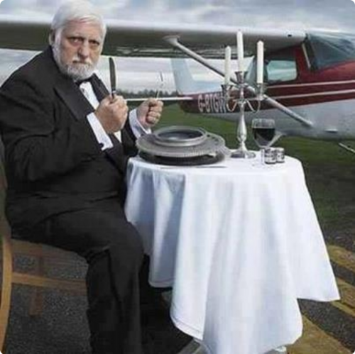 Michel Lotito - Người đàn ông “ăn cả thế giới” Người đàn ông có tên Michel Lotito đến từ Pháp này có thể ăn bất cứ thứ gì trên đời, từ cao su, kim loại đến thủy tinh. Ông được biết đến nhiều nhất khi tự mình ăn một chiếc… máy bay.