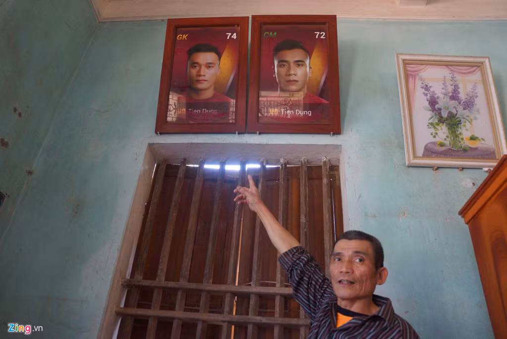 Dẫn khách vào căn nhà nhỏ, ông Khánh giới thiệu về 2 tấm hình của hai con trai Bùi Tiến Dũng và Bùi Tiến Dụng. "Tấm ảnh hai con gửi về sau giải U20 World Cup. Gia đình tôi treo trang trọng tại đây. Các con thường xuyên vắng nhà nên để ở đây mọi người dễ dàng nhìn thấy cho đỡ nhớ", ông Khánh nói.
