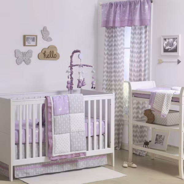 Nếu chọn quá nhiều màu tím, phòng của con sẽ trông khá buồn tẻ và thiếu sức sống. Tuy nhiên, trong bảng màu trung tính, bạn có thể dùng thêm màu tím làm màu nhấn trên chăn ga gối hay rèm. Ý tưởng đơn giản nhưng phòng của bé sẽ đẹp nền nã và thanh lịch hơn.