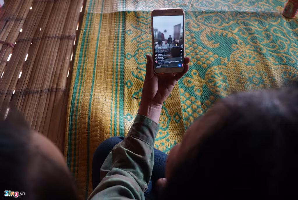 "Vui lắm. Tối qua mọi người ngồi xem như ngày hội vậy", người bác kể.