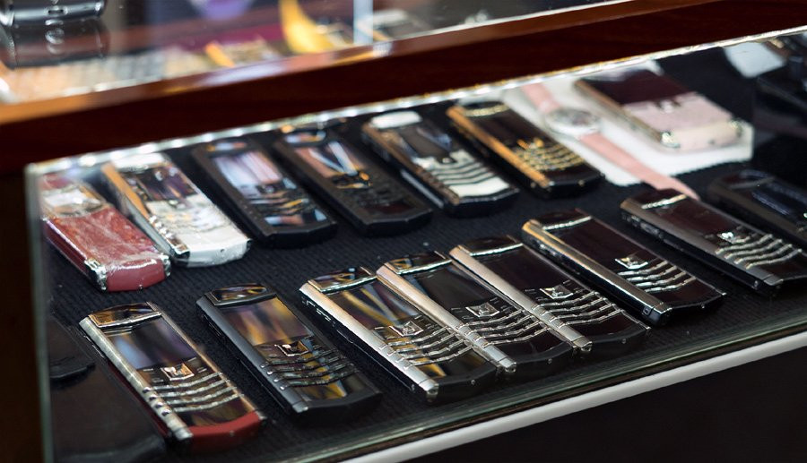 Bộ sưu tập được cất giữ, bảo quản trong tủ kính để chống ẩm.