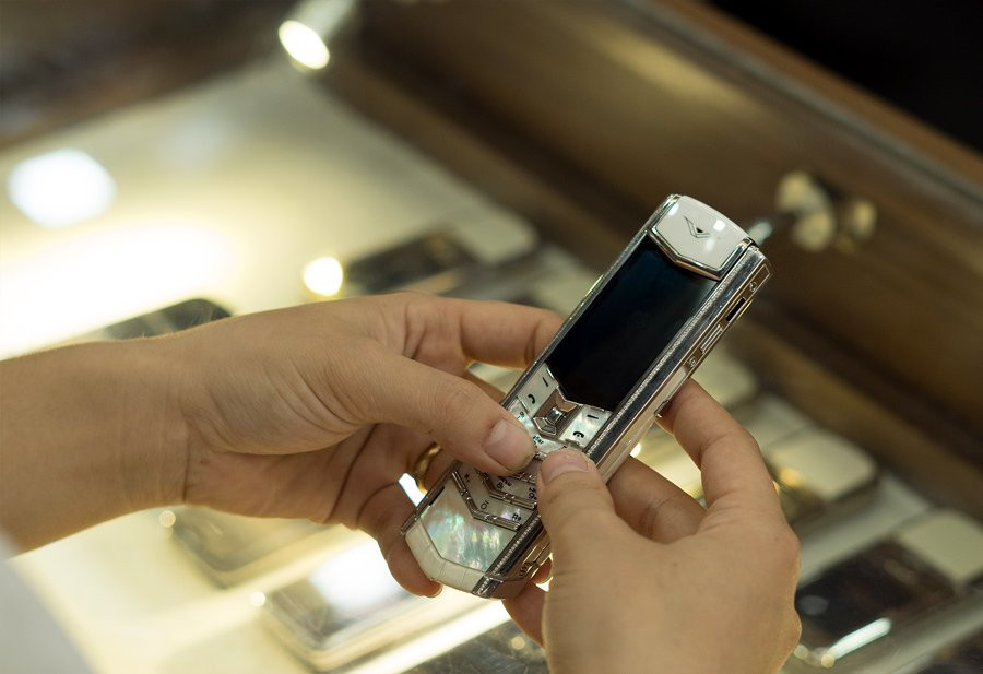 Chiếc điện thoại Vertu được thiết kế tinh xảo từ các chất liệu quý hiếm, độc đáo.
