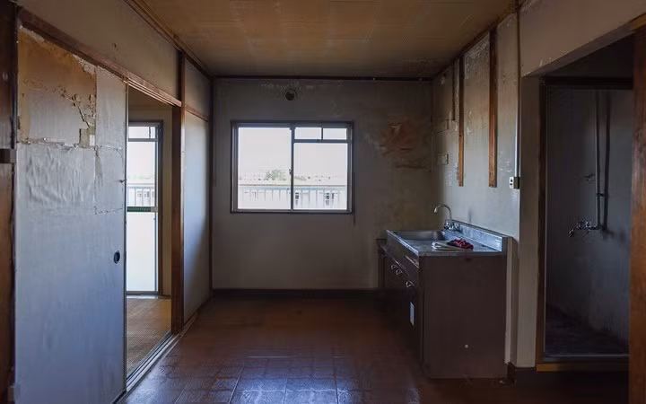 Sau khi dọn, căn phòng hoàn toàn trống rỗng.