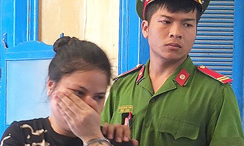 Bị cáo Phạm Thị Hằng bị áp giải sau phiên tòa.