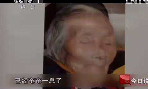 Cụ ông Lam Tseng, 89 tuổi chết cóng trên sàn trước cửa nhà con trai khiến cộng đồng lên án dữ dội.