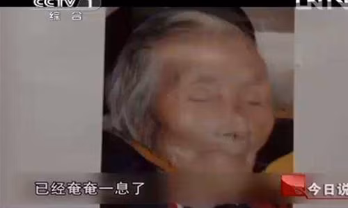 Cụ ông Lam Tseng, 89 tuổi chết cóng trên sàn trước cửa nhà con trai khiến cộng đồng lên án dữ dội.