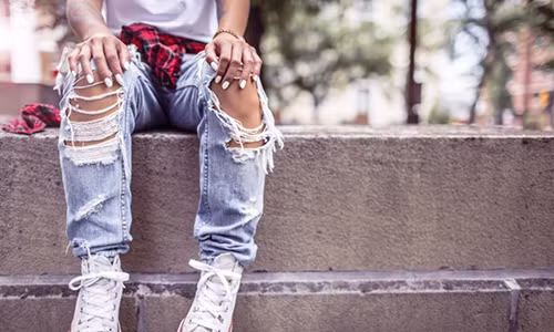 Chính vì thế, giữ quần áo rách trong nhà sẽ kiềm tỏa khả năng tài chính của gia chủ, khiến cho gia đình mãi không thể nào khá lên được. Xét ở góc độ phạm phong thủy, quần áo rách bị xếp hạng đầu bảng vì nhiều người không để ý và dễ mắc phải sai lầm này. Ngoài ra, trong cuộc sống, cũng cần hạn chế mặc quấn áo rách rưới, có thiết kế “te tua”. Càng “nghiện” phong cách này thì tài vận càng không ổn định, kinh tế của gia chủ lúc lên bổng khi xuống trầm.