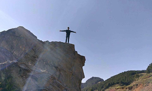 Nơi cô gái chụp ảnh là một quả núi đã bị cào hết lớp mặt nằm bên quốc lộ 6, thuộc địa phận bản Pó Nhàng, xã Vân Hồ.