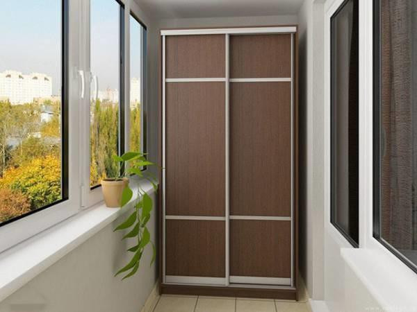 Đặt tủ gỗ ở ban công khiến bụi bẩn, mưa hay ánh sáng mặt trời chiếu thẳng vào dễ gây hỏng tủ.