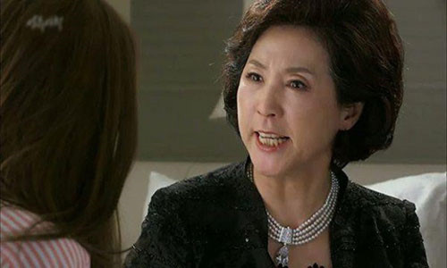 Nang dau bi me chong ghen tuong vi vap nga va phai bo chong