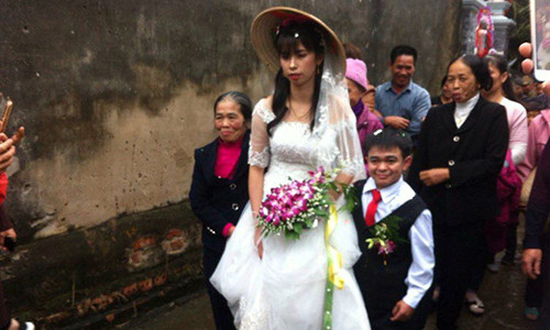 Đám cưới cặp "đũa lệch" ở Hà Nam thu hút sự chú ý. Ảnh: Hội đồng hương Hà Nam.