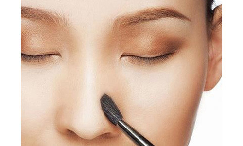 Trào lưu makeup mắt nâu tự nhiên đang lên ngôi thay thế cho những phương pháp makeup Hàn Quốc. Ảnh minh họa.
