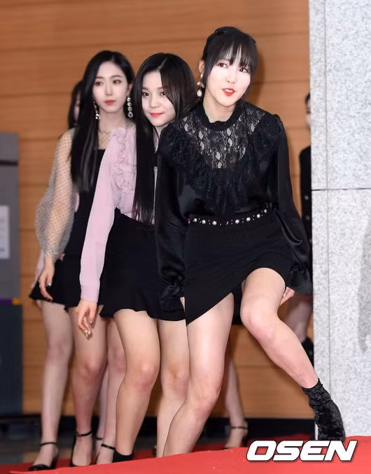 Yuju (G-Friend) cũng rơi vào tình huống tương tự. Cô không thể bước đi tự nhiên vì lo sợ sự cố đáng tiếc.