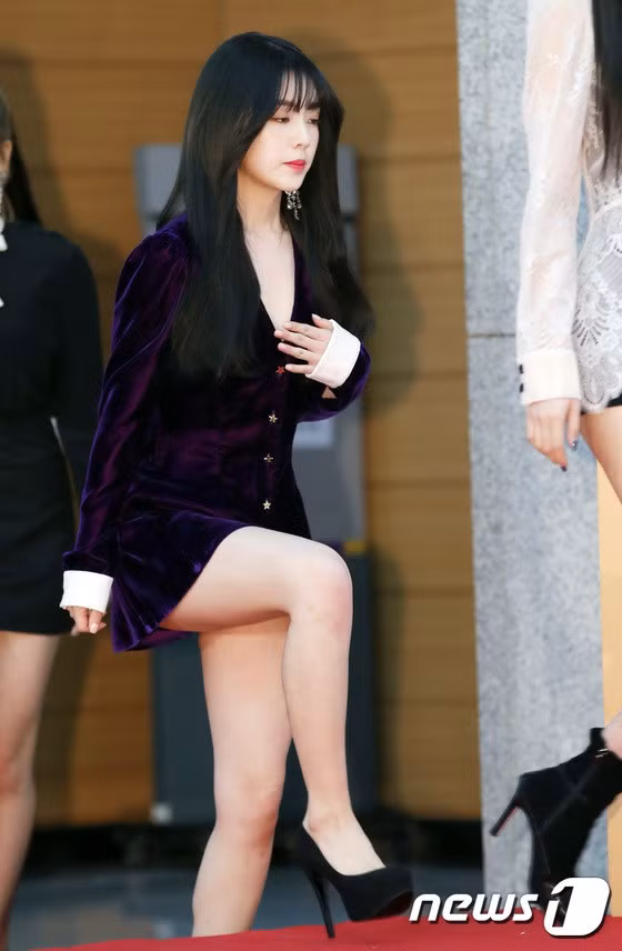 Trong sự kiện, nhiều mỹ nhân Hàn Quốc luống cuống lo sợ “lộ hàng” khi bước lên khu vực thảm đỏ do mặc váy ngắn, đặc biệt là các thành viên nhóm Red Velvet.