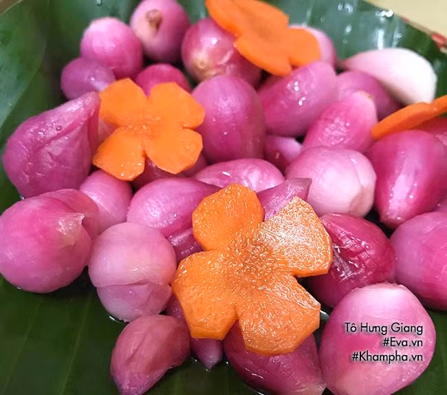 Vì muối bằng dấm hành chua nhanh nên sau khi hành ăn được phải vớt hết hành muối ra một hộp nhựa đậy kín để tủ lạnh ăn dần. Lưu ý, nếu thích ăn vừa miệng thì phần nước ngâm cho thêm 1/2 thìa cà phê muối. Còn thích ăn để chấm thêm thì không cho muối tinh vào phần nước ngâm nữa vì bước đầu ngâm muối hạt, hành cũng ngấm một phần muối rồi, nên tuỳ theo sở thích để điều chỉnh. Chúc các bạn thành công với cách muối hành tím chua ngọt kiểu Miền Nam giòn ngon này nhé!