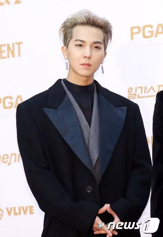 Mino (Winner) thu hút sự chú ý với vẻ ngoài nam tính. Trong nhóm, anh đảm nhận vai trò rapper.