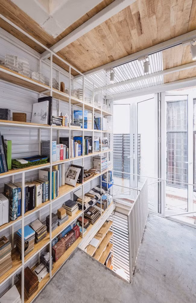 Nhiều nơi trong ngôi nhà sử dụng sàn nhà dạng thanh thép, giúp giải quyết vấn đề thông gió, ánh sáng, đồng thời giúp các thành viên trong nhà dễ trao đổi hơn khi có việc cần. Sàn nhà bằng thanh thép có thể mở ra....