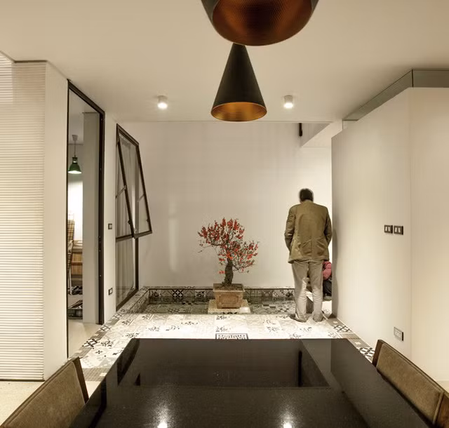 Các phòng chức năng, không gian trống, sân vườn, khoảng thông tầng…xen kẽ, tạo thành tổ hợp đặc, rỗng thú vị, đưa ánh sáng, gió trời đến mọi ngóc ngách trong nhà.