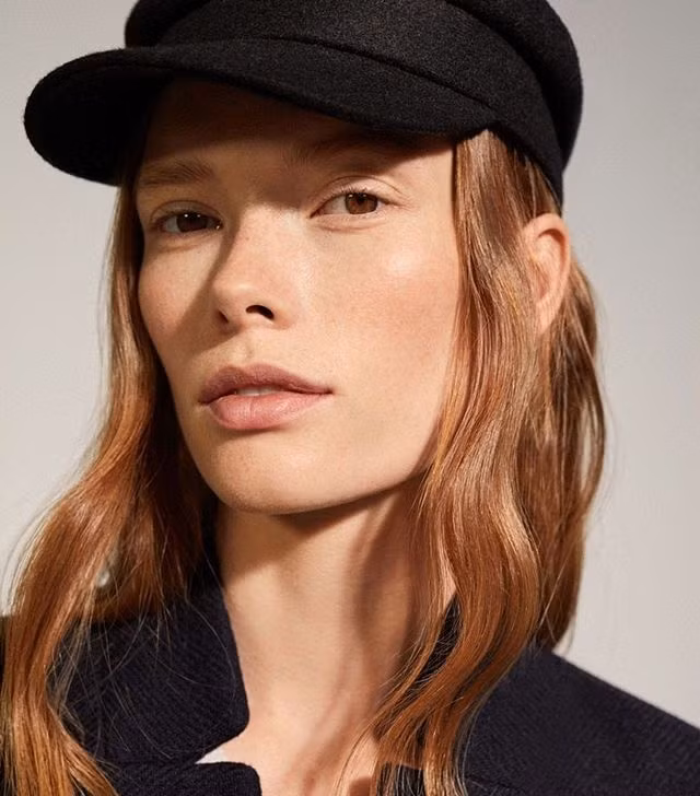 Tóc thả tự nhiên Mái tóc thẳng tự nhiên hoặc uốn xoăn nhẹ kết hợp với mũ nồi lưỡi trai mang lại cho bạn vẻ ngoài trẻ trung, năng động nhưng vẫn toát lên sự nữ tính.