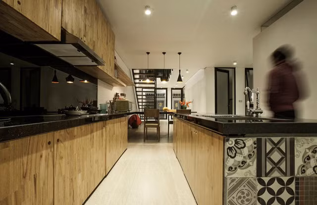 Thay vì phát triển theo trục ngang như các ngôi nhà thường thấy, kiến trúc sư đã phân tách không gian theo trục đứng.