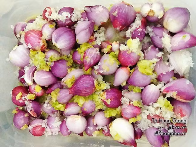 Bước 3: Sau đó đổ hết phần nước khế vào cho ngập xâm xấp, phần bã khế thì rắc lên trên cùng, đậy lắp lại.