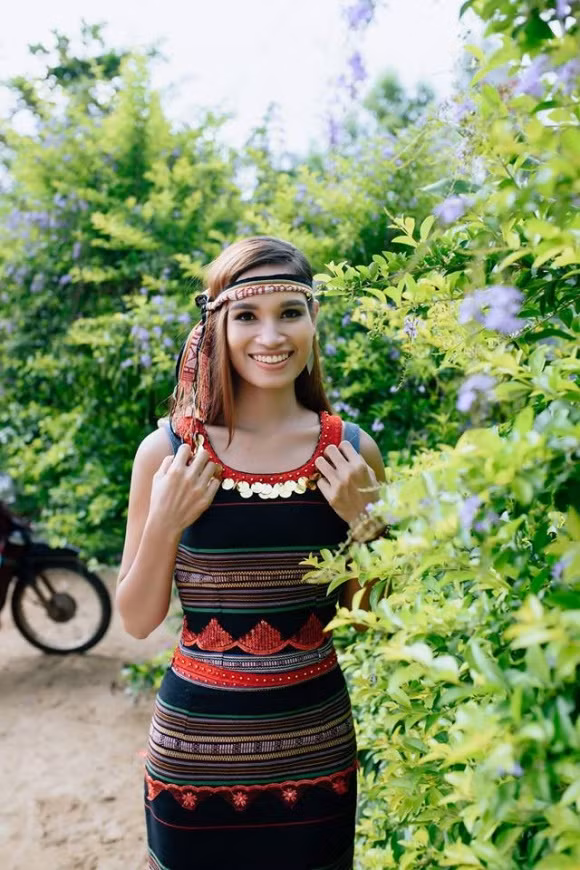 Ngoài đời, cô cũng có một cuộc sống vui vẻ, thoải mái và thường xuyên được đi nước ngoài.