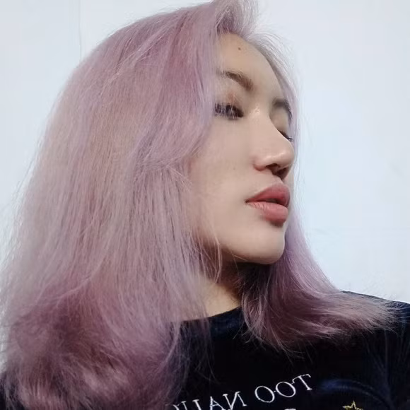 Từ nhỏ, Orange đã bị dè bỉu rằng ngoại tình xấu xí. Vì thế, cô trở nên kém tự tin khi bước lên sân khấu. Sau này, cô mạnh dạn vượt qua những điều đó để cố gắng hát bằng cả trái tim. Tuy nhiên, đến liveshow 3 thì Khương Hoàn Mỹ đã bị loại khỏi Nhân tố bí ẩn.