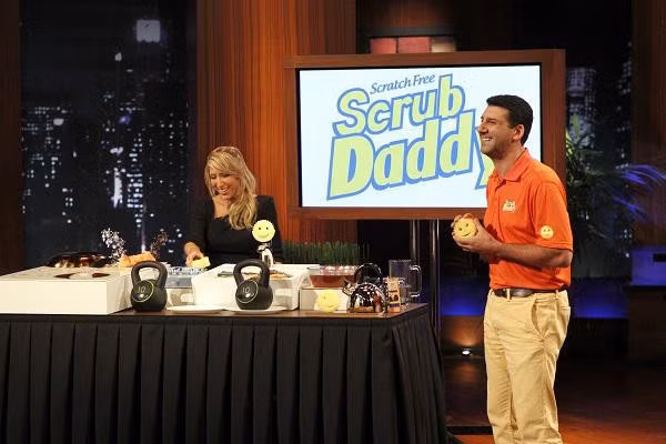 Cha đẻ Aaton và đứa con cưng Scrub Daddy tại Shark Tank Mỹ năm 2012.
