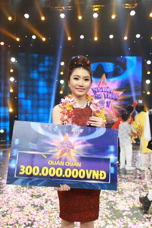 Đầu năm 2017, Khương Hoàn Mỹ bất ngờ đăng quang Quán quân cuộc thi "Người hóa thân số 1". Tuy sở hữu giọng ca trời phú và cũng đã tham gia khá nhiều cuộc thi nhưng có vẻ như sự nghiệp của Khương Hoàn Mỹ vẫn còn khá lận đận khi cô vẫn chưa tìm ra được con đường đi đúng hướng cho bản thân hoặc có thể do mặc cảm về ngoại hình đã khiến cô trở nên thiếu tự tin. Tuy nhiên, ca khúc hit 'Người lạ ơi' có thể là khởi đầu mới để cô tiến xa hơn trên con đường âm nhạc.