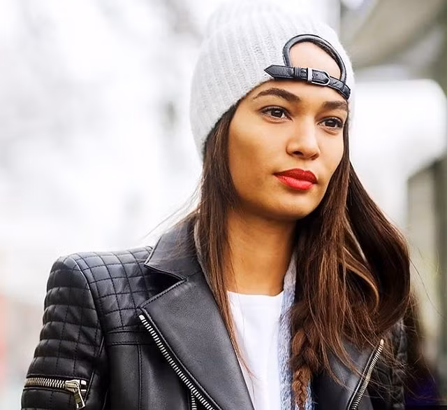 Tóc tết lỏng Đây là kiểu tóc dành riêng cho những cô nàng yêu thích sự dịu dàng. Tóc tết lỏng giúp chị em thêm phần trẻ trung, dễ thương khi đội mũ len.