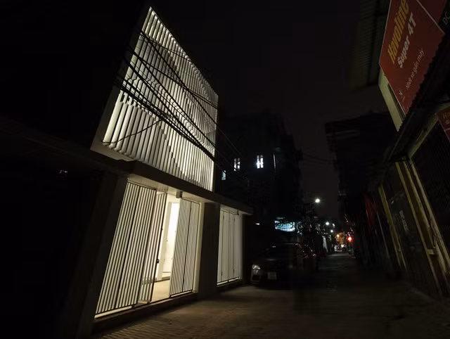  Ngôi nhà được xây dựng trên mảnh đất diện tích 7x18m, nằm trong khu dân cư đông đúc thuộc làng Tứ Liên, quận Tây Hồ, Hà Nội. Chủ nhà là một người trẻ tuổi và độc thân.