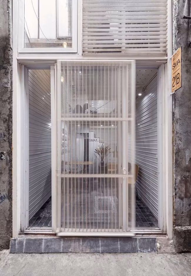 Căn nhà siêu mỏng được xây dựng trên mảnh đất rộng chỉ 10m2 tại quận Cầu Giấy, Hà Nội. Mặt tiền chật hẹp của nó hướng thẳng ra một con hẻm cũng chỉ rộng vỏn vẹn 1m, 2 bên bị bao bọc bởi các căn nhà cao tầng khác.