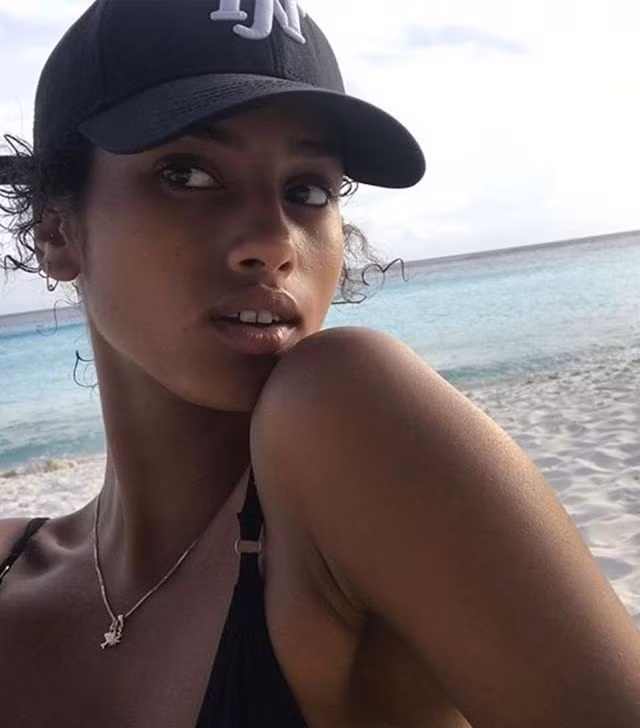 Tóc xoăn nhẹ Mái tóc xoăn nhẹ nhàng là sự lựa chọn hoàn hảo nhất khi diện với mũ lưỡi trai hay mũ nồi ấm áp. Lọn xoăn nhẹ nhàng giúp khuôn mặt chị em dịu dàng hơn rất nhiều.