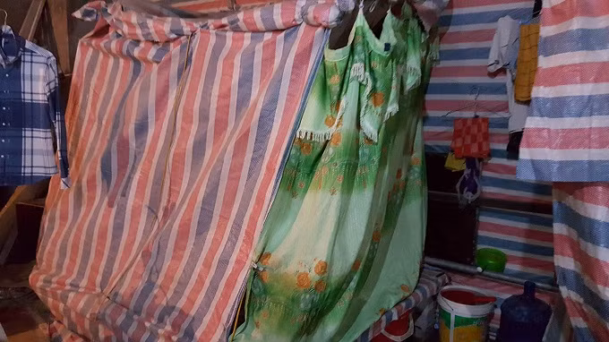 Nơi ở của vợ chồng chị Mận được quây bằng bạt. Ảnh: Nhật Linh