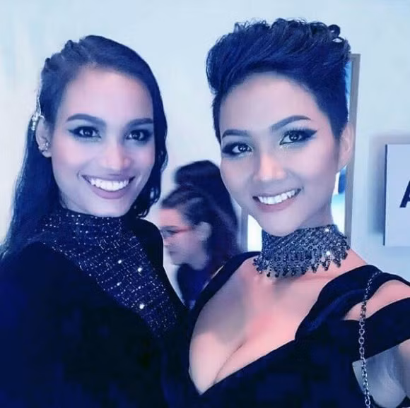 H'Ăng Niê học cùng trường và rất thân thiết với Tân Hoa hậu Hoàn vũ Việt Nam 2017.