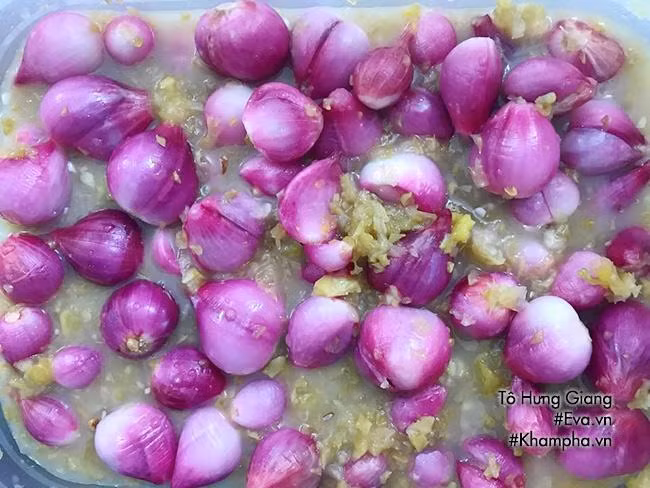 Bước 4: Để 1 ngày, 1 đêm, thỉnh thoảng mở ra đảo đều cho nước khế ngấm vào hành.